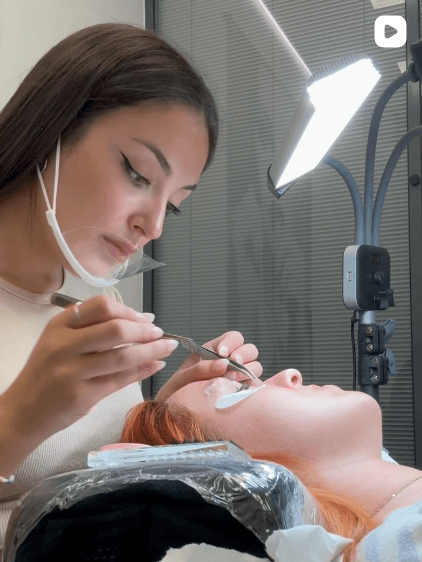 Instagram post - Un pequeño resumen de nuestro día a día en @glamandbeauty_studio 💖