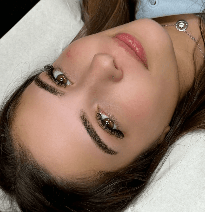 Instagram post - Extensiones de pestañas + Diseño de cejas✨